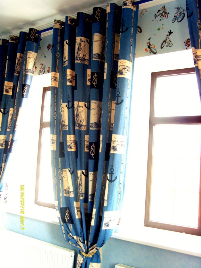 Синие шторы в интерьере