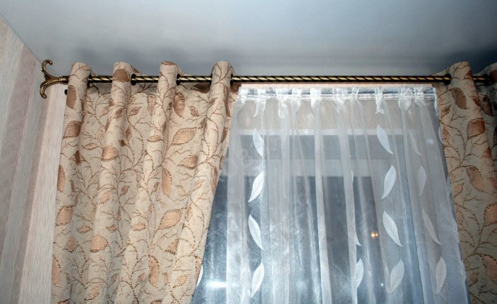 curtains-on-the-grommet-1