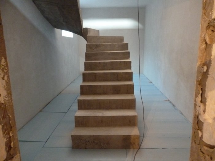 betonnaya lestnica s podvala na 1 j etazh v kottedzhe