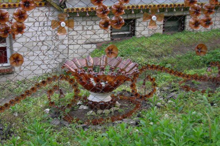 Поделки из пластиковых бутылок для дома и дачи (14)