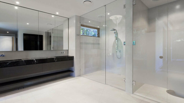 glass shower partiti