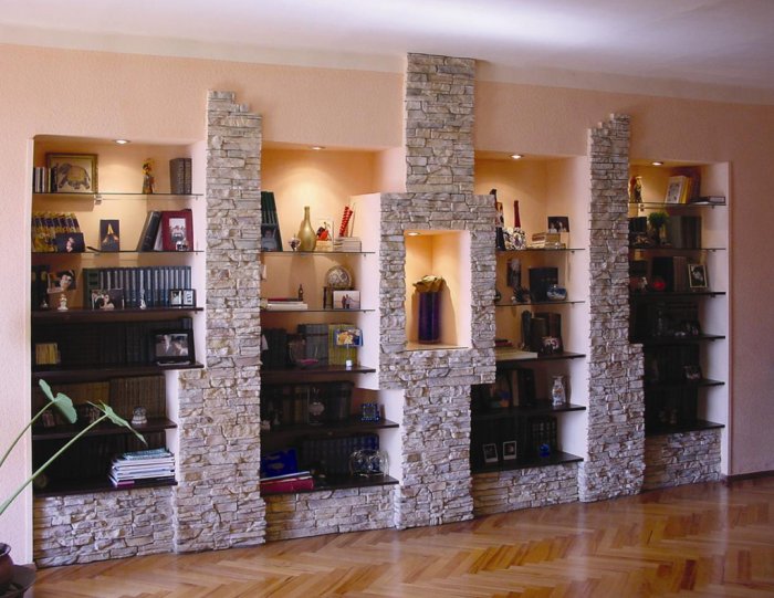 Каменный декор в интерьере квартиры